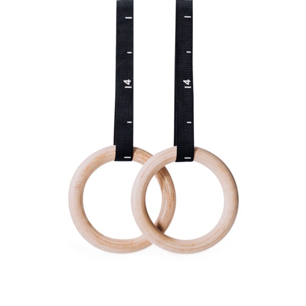 houten gym ringen met lange zwarte straps met nummering