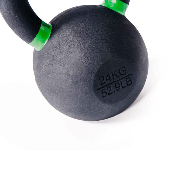 kettlebell 24 kg met zwarte afwerking en het gewicht ingegraveerd en een groene verf rand in detail