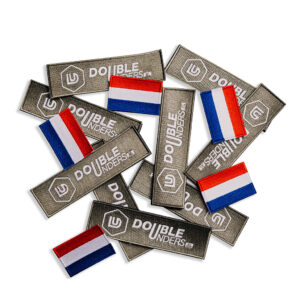 patches van doubleunders.nl en Nederlandse vlag op een stapel