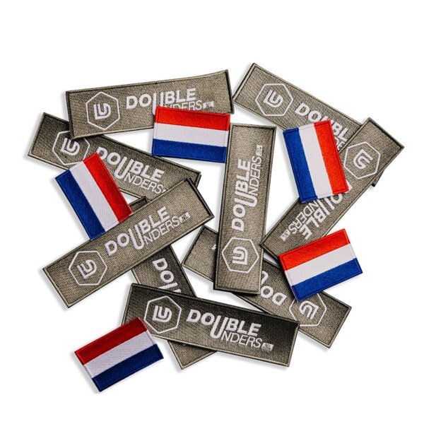 patches van doubleunders.nl en Nederlandse vlag op een stapel