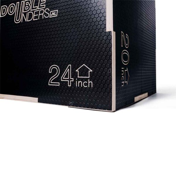 Plyo box zwart productfoto met het detail van de 24 inch en 30 inch aanduiding en het double unders logo