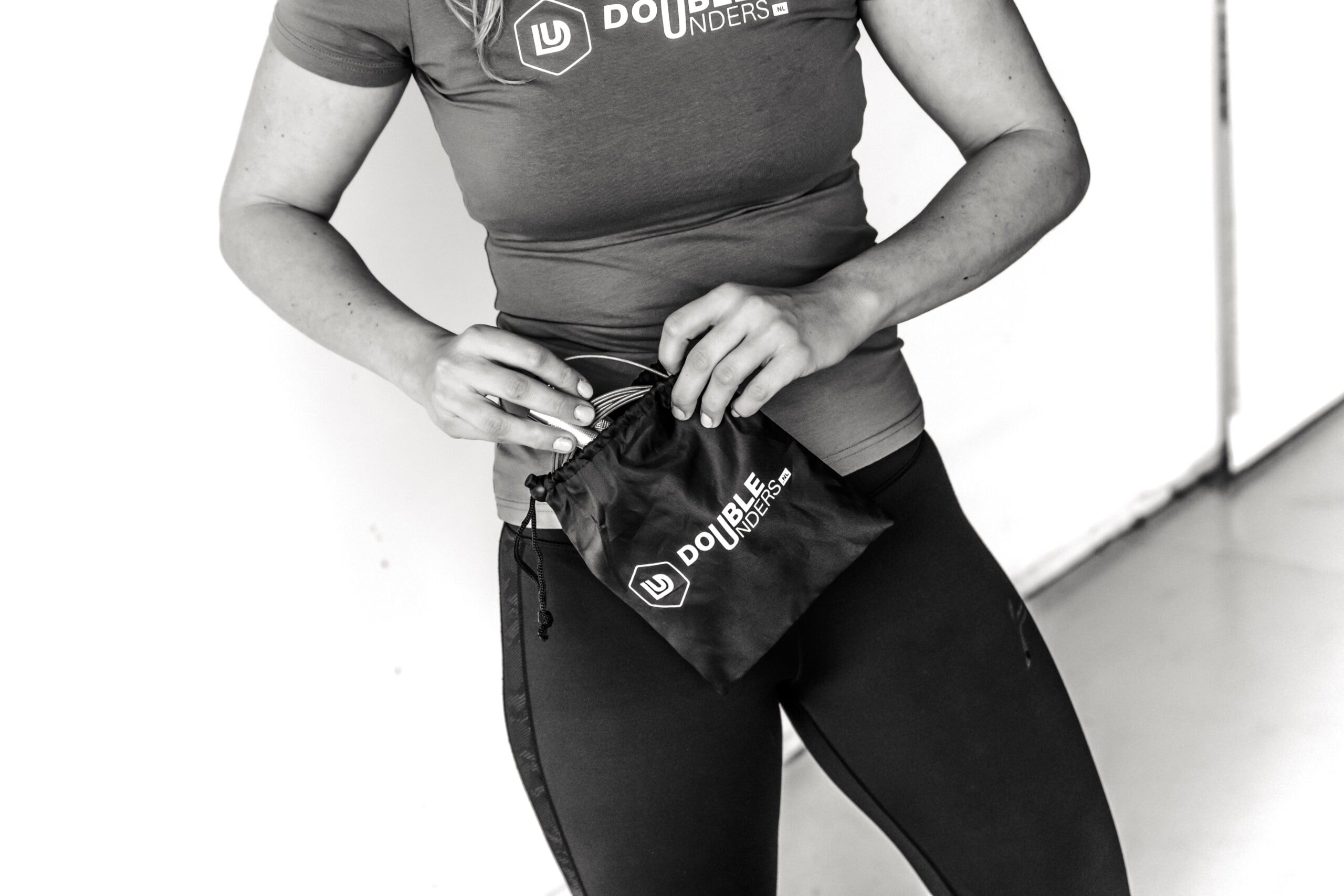 speed rope in een opbergtasje die wordt vastgehouden door een vrouwelijke crossfit atleet