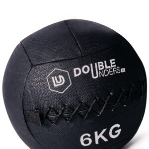 wall ball 6 kg in de kleur zwart voorzien van doubleunders.nl logo detail foto