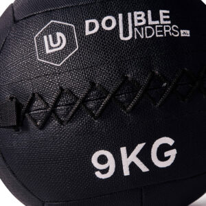 wall ball 9 kg in de kleur zwart voorzien van doubleunders.nl logo detail foto