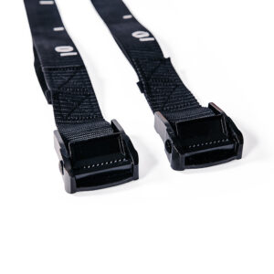 zwarte genummerde straps met zwart stalen gespen, horende bij houten gym ringen