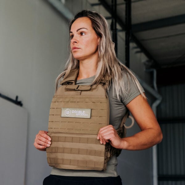 gewichtsvest in de kleur kaki en een gewicht van 6kg gedragen voor een vrouwelijke atleet en met aan de voorkant de patch van doubleunders