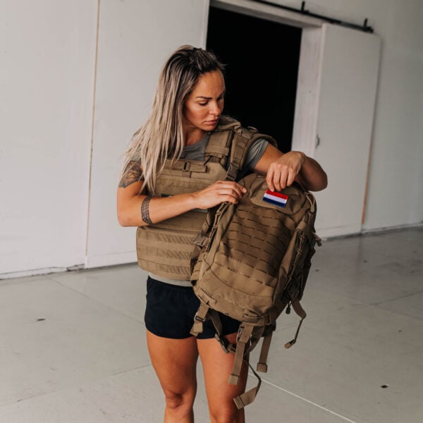 fitness tas in de kleur kaki die wordt gebruikt door een vrouwelijke crossfit atleet die tevens een kaki kleurig gewichtsvest van 6kg draagt