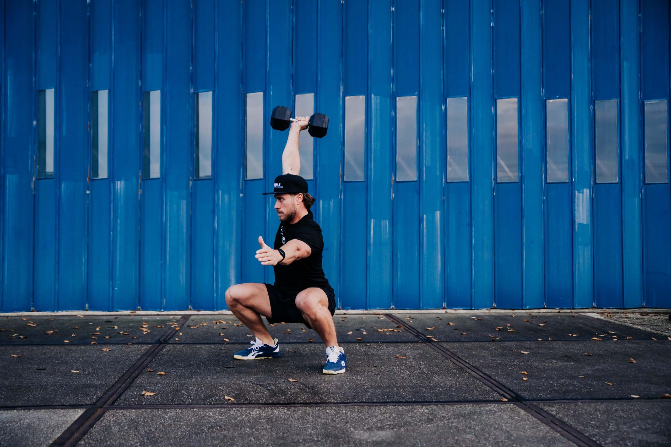 hexa dumbbell overhead squat waarbij de atleet in de squat positie een dumbbell van 22.5kg boven zijn hoofd houdt