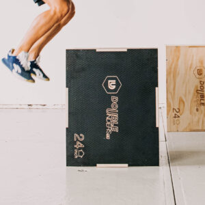 plyo box zwart in 30 inch positie waarbij een atleet een box jump maakt
