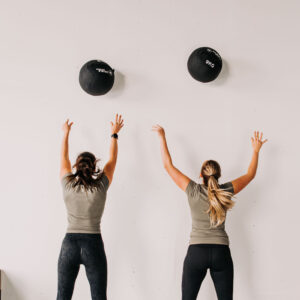wall ball shots gedaan door twee vrouwelijke atleten met een wall ball van 6kg